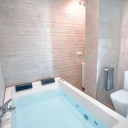 Acogedor Estudio En Triana Con Jacuzzi Y Wifi Seville Luaran gambar