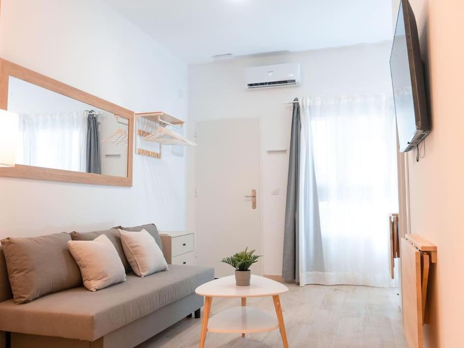 Acogedor Estudio En Triana Con Jacuzzi Y Wifi Seville Luaran gambar
