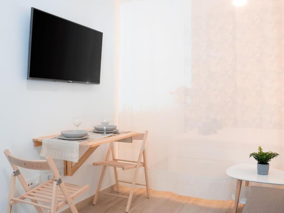 Acogedor Estudio En Triana Con Jacuzzi Y Wifi Seville Luaran gambar