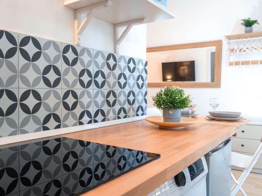 Acogedor Estudio En Triana Con Jacuzzi Y Wifi Seville Luaran gambar
