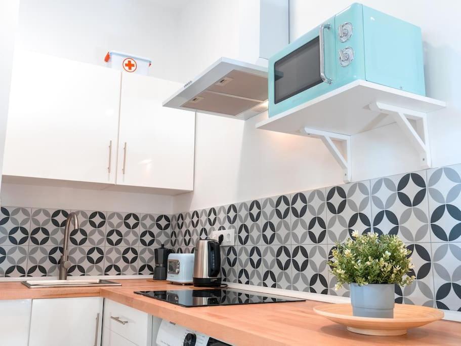 Acogedor Estudio En Triana Con Jacuzzi Y Wifi Seville Luaran gambar
