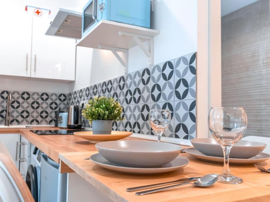 Acogedor Estudio En Triana Con Jacuzzi Y Wifi Seville Luaran gambar