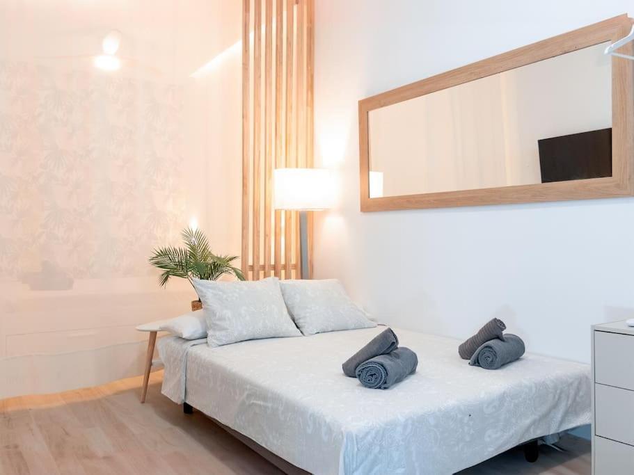 Acogedor Estudio En Triana Con Jacuzzi Y Wifi Seville Luaran gambar