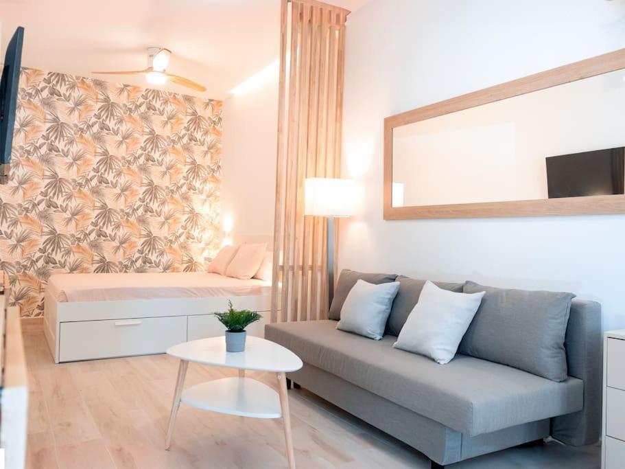 Acogedor Estudio En Triana Con Jacuzzi Y Wifi Seville Luaran gambar