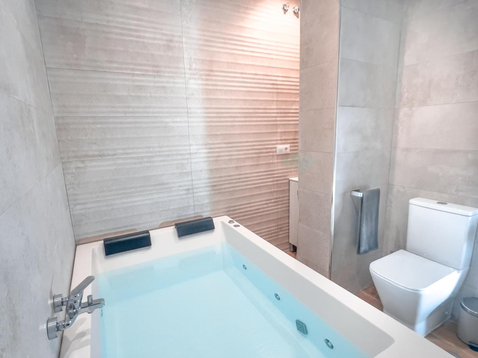 Acogedor Estudio En Triana Con Jacuzzi Y Wifi Seville Luaran gambar