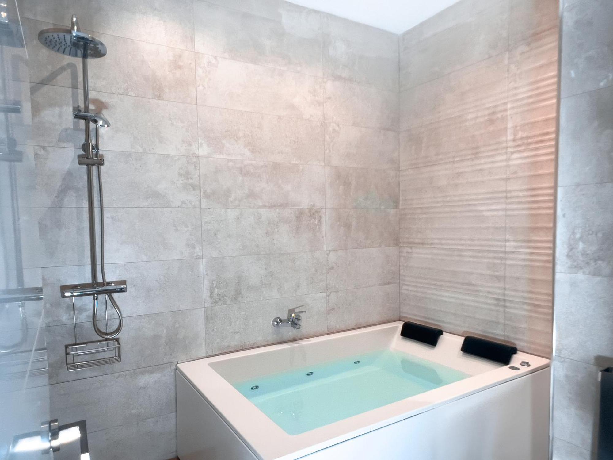 Acogedor Estudio En Triana Con Jacuzzi Y Wifi Seville Luaran gambar