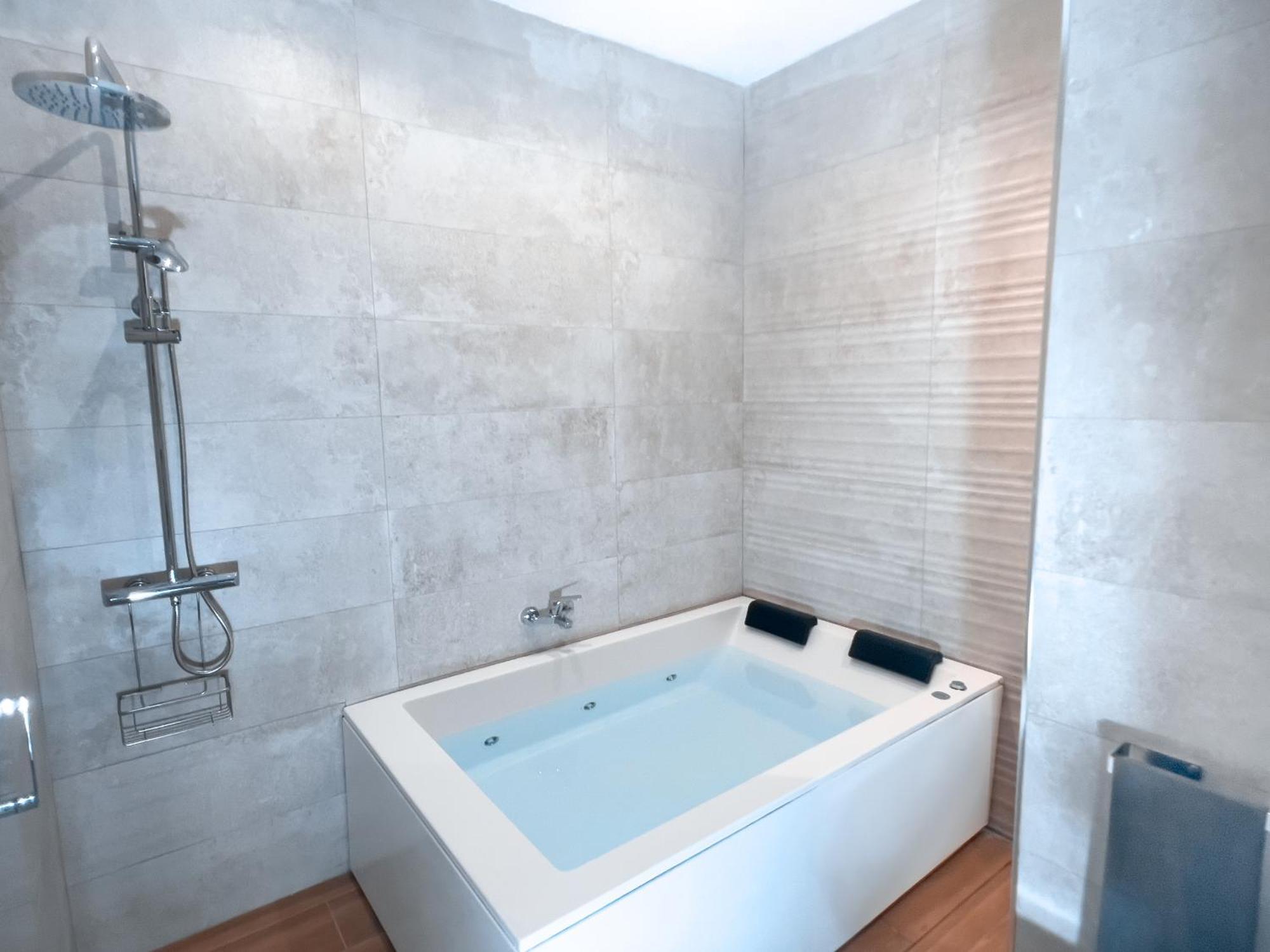 Acogedor Estudio En Triana Con Jacuzzi Y Wifi Seville Luaran gambar