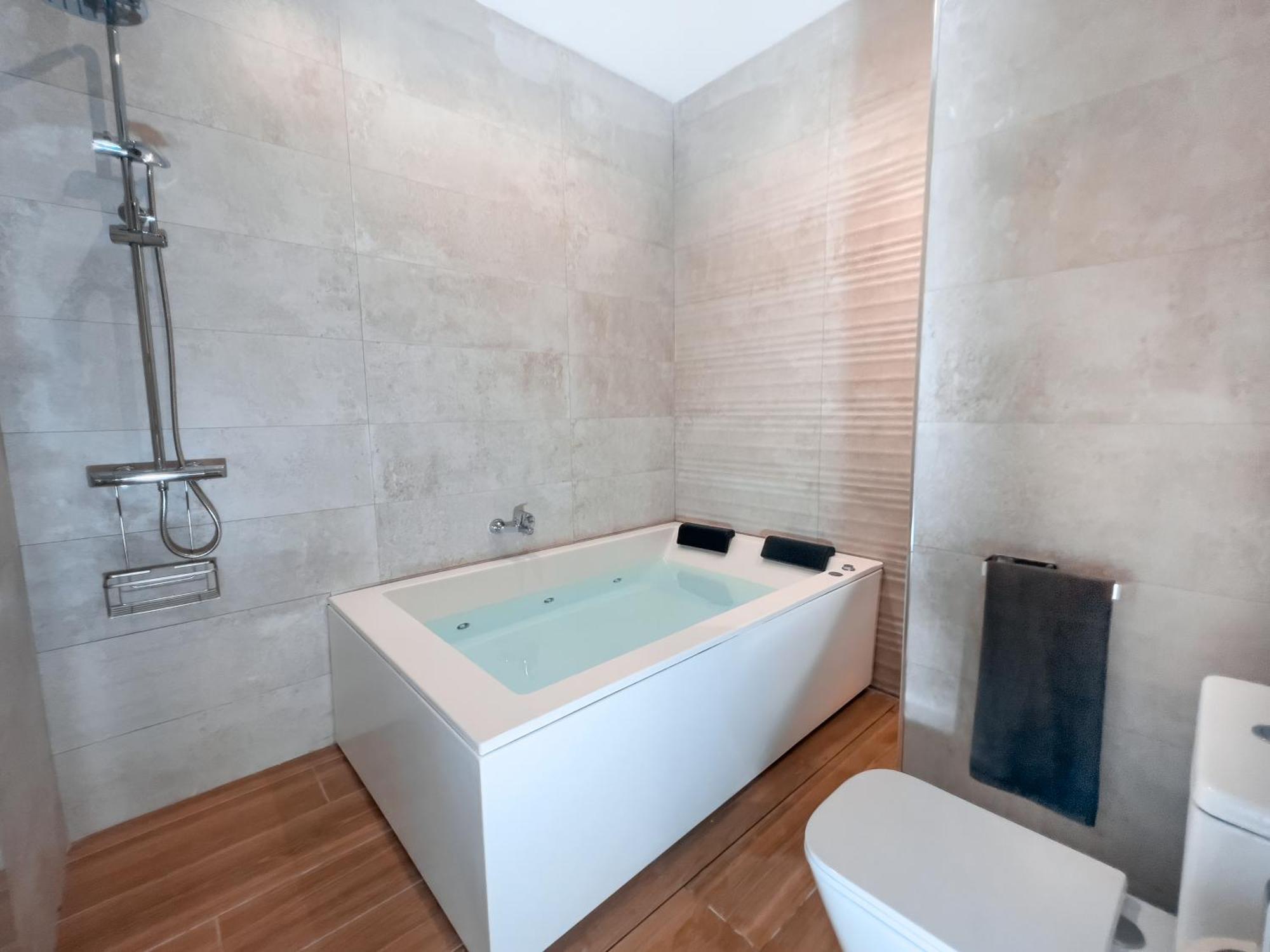 Acogedor Estudio En Triana Con Jacuzzi Y Wifi Seville Luaran gambar